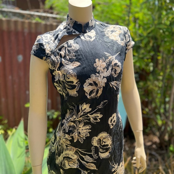 Vintage Guess Collection Black and Cream Floral Short Sleeve Dress - Picture 3 of 10
